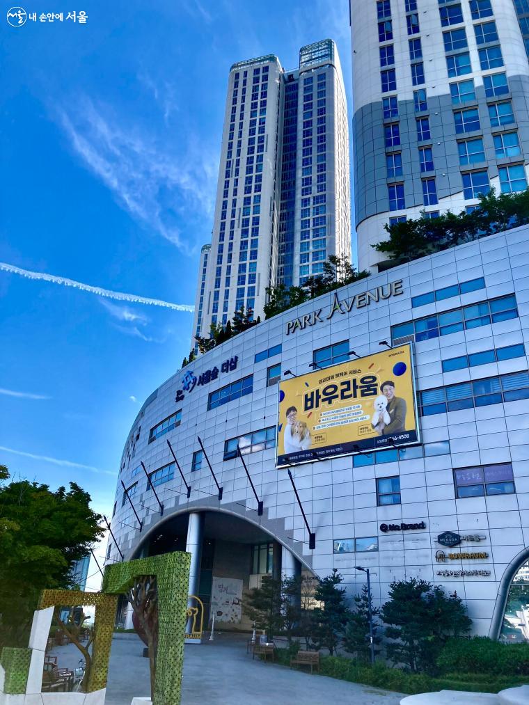 성동50+센터는 성동구 서울숲 더샵 3층에 위치한다. 