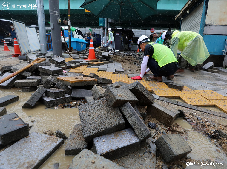 서울시는 수해 복구를 위해 재난관리기금을 투입하는 등 모든 행정력을 동원한다는 계획이다.