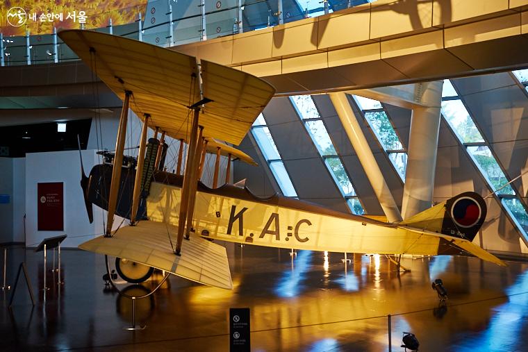 대한민국의 항공역사는 1920년에 미국 캘리포니아주 윌로우스시에 설립된 임시정부 한인비행학교에서 출발한다. 전시된 비행기는 한인비행학교에서 훈련기로 사용되었던 ‘스탠더드 J-1'의 모습. 수직꼬리날개에 태극문양이 그려져 있다.