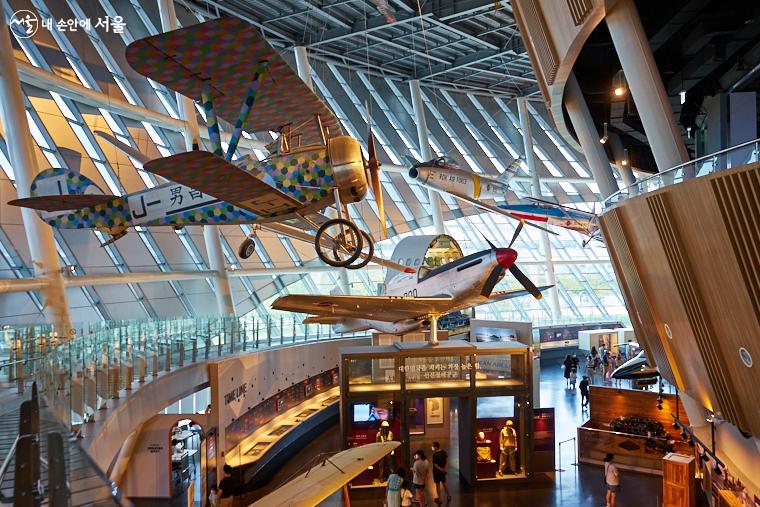 전시장 1층에서 2층으로 오르는 경사로인 에어워크에서 바라본 모습. 대한민국 항공역사의 주요 실물 항공기가 창공을 나는 듯 전시된 광경이 일품이다.