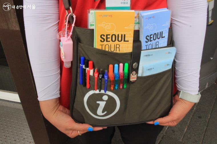 레드엔젤이 휴대한 가방에는 서울관광명소 지도와 자세한 안내를 위한 색색별 필기구가 들어 있다. ©엄윤주
