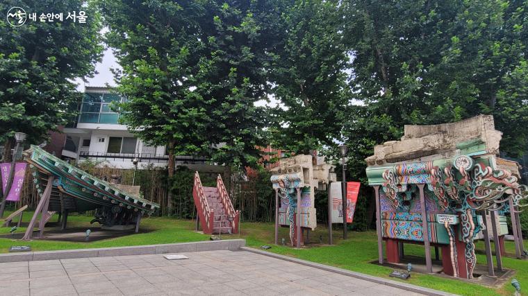 서울역사박물관 야외전시장에 철거된 광화문의 주요 부재가 전시되어 있다.