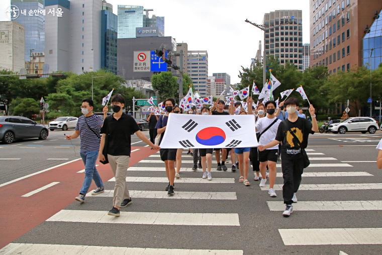 종로구청에서부터 ‘대한독립 만세’를 외치며 행렬한 시민들이 보신각에 다다랐다.