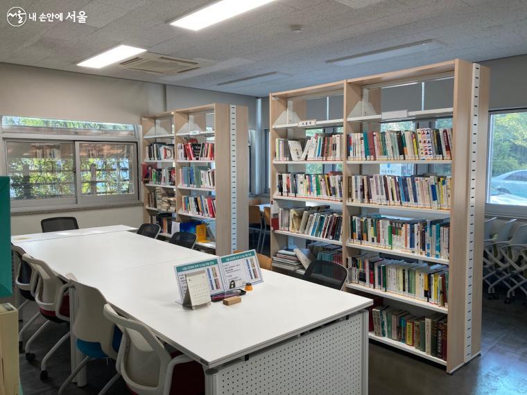 서울시민대학 본부캠퍼스의 도서관. 규모는 작지만 알차게 구성되어 있다.