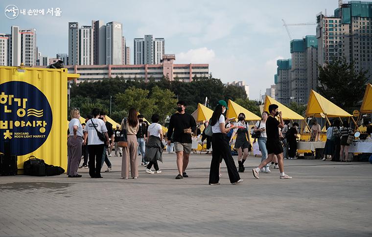 지난 8월 26일 서울을 대표하는 축제 '한강달빛야시장'이 3년 만에 돌아왔다. ⓒ김아름