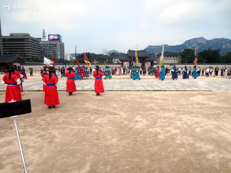 광화문 앞에서 열리는 ‘수문장 교대의식’의 화려한 행사 모습이다.