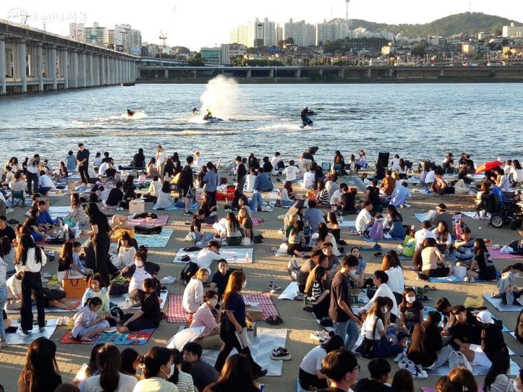 많은 시민들은 야시장 행사로 한강공원에 와서 자리를 깔고 쉬고 있었다.