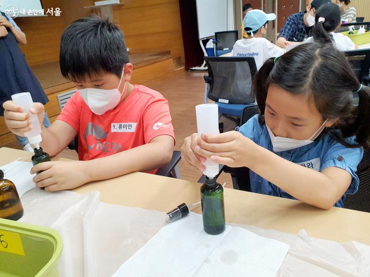 아이들이 허브 엑기스를 활용해 벌레퇴치제를 만들고 있다. ⓒ방금숙