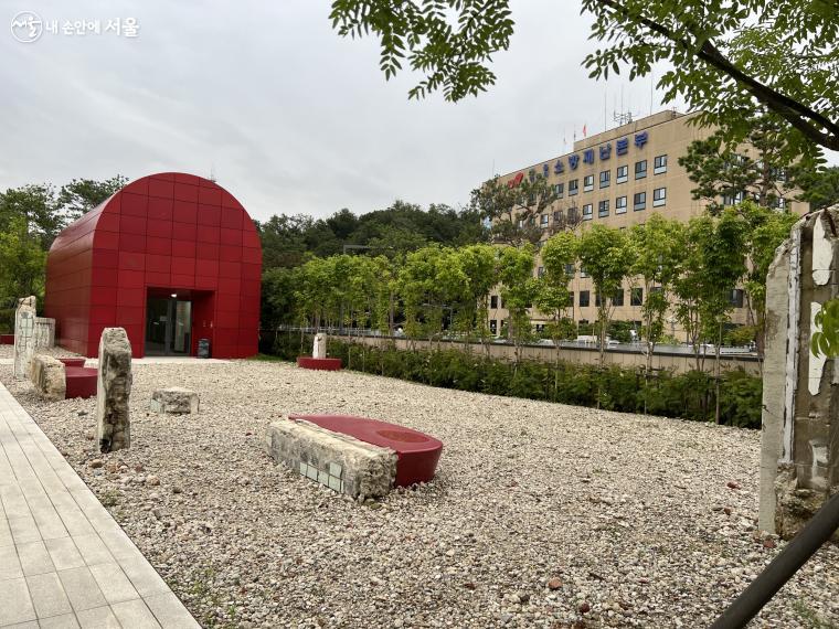 예장공원에 위치한 붉은 색 돔형 건물이' 기억6전시관'이다. 