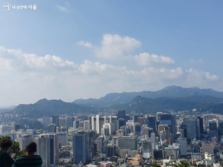남산에서 본 서울 시내와 인왕산, 북한산, 북악산 모습