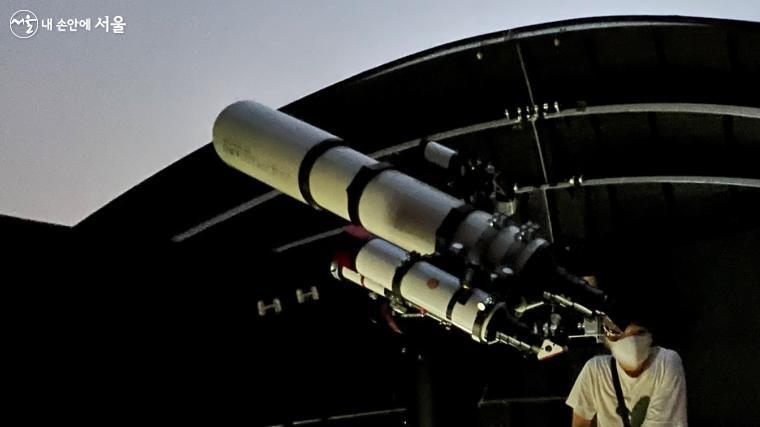 서울시립과학관 천문대 BOOT의 관측돔은 200mm 굴절망원경으로 180도 개방이 가능해서 낮에는 태양, 밤에는 달을 선명하게 볼 수 있다.