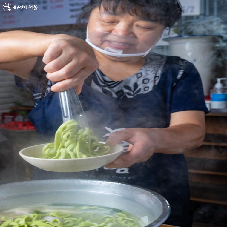 청청바지락칼국수보쌈의 밀키트 ‘입맛 부추기는 부추칼국수’