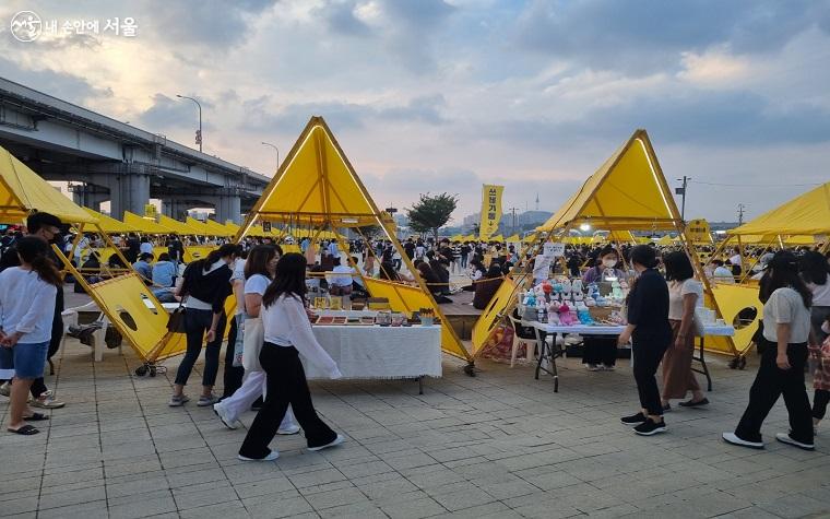 한강달빛야시장에서 수공예품을 팔고 있는 상점 부스들