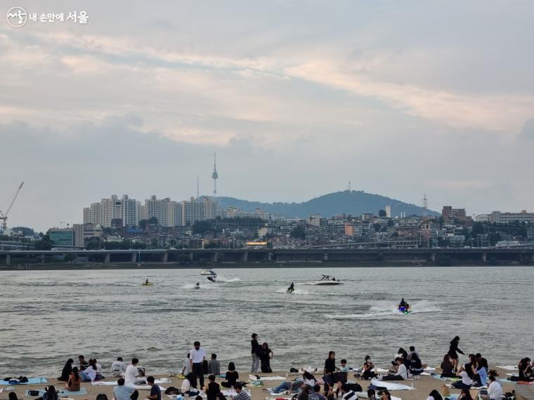 반포대교 아래 한강에서 선보이는 '수상 제트스키 퍼포먼스 '