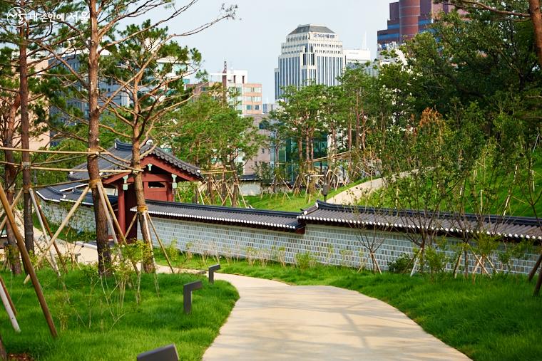 궁궐담장길을 걷다보면 북신문이 보인다. 고층빌딩과 대조를 이루는 숲과 담장길의 풍경이 매력적이다.