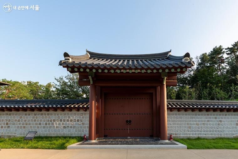 궁궐담장길 중간 쯤에 조선시대 왕들이 종묘로 갈 때 비공식적으로 이용했던 북신문도 복원되었다.