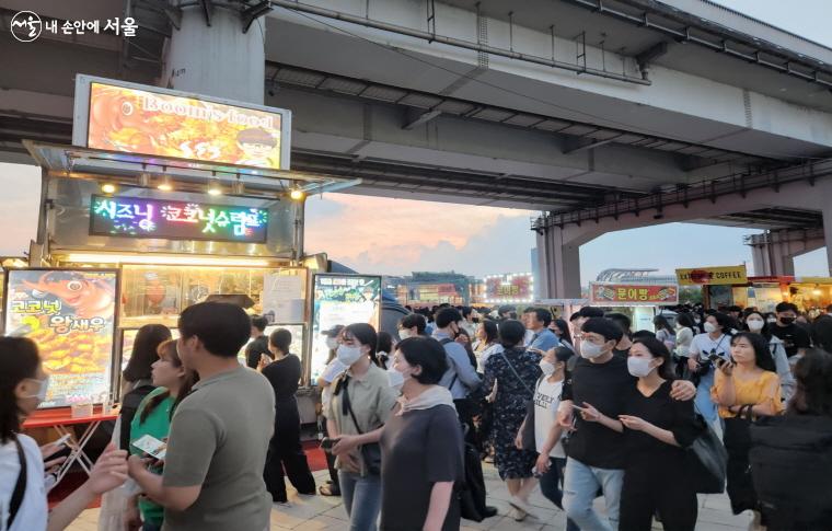 개장 첫날부터 수많은 인파로 가득했던 반포 한강공원 ‘한강 달빛 야시장’ 풍경