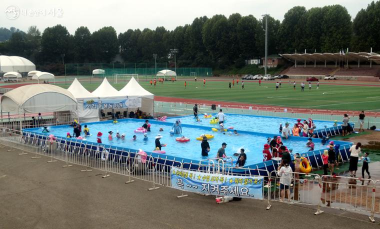반포종합운동장 수영장에서 즐겁게 놀고 있는 어린이들 모습 