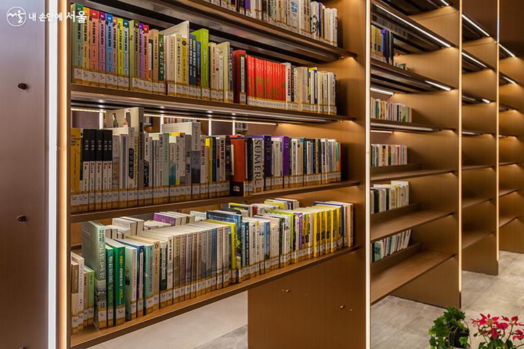 도서관 1층 서가에는 5,600여 권의 책이 구비되어 있다.