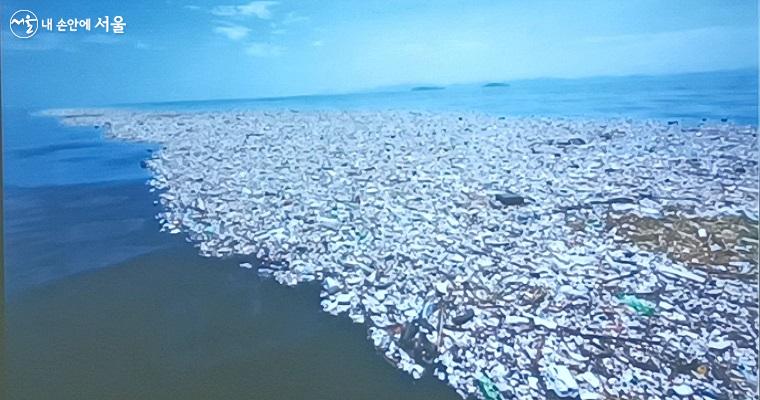 해변을 넓게 덮고 있는 폐비닐 쓰레기들