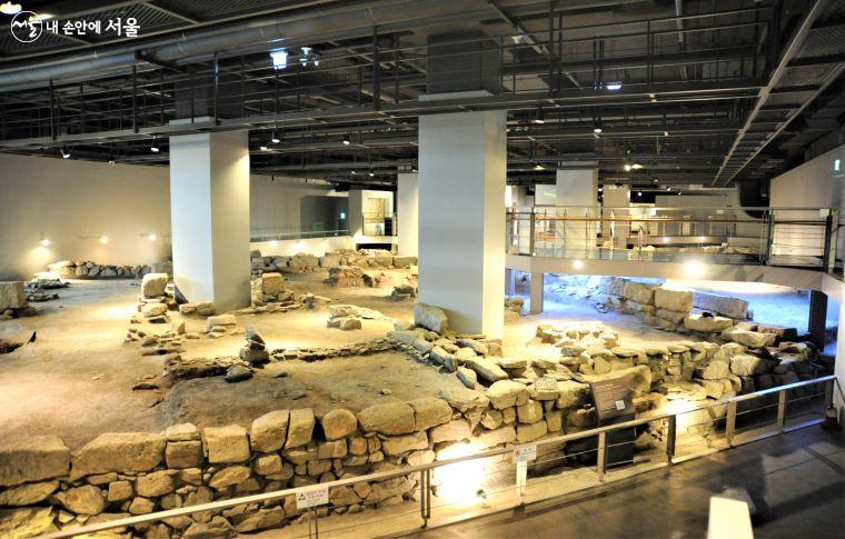 서울시청 건립 공사 중 발견된 군기시(軍器寺)의 발굴 현장을 그대로 복원한 군기시유적전시실