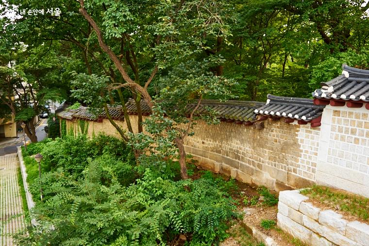 창경궁-종묘 연결구간이 끝나고 동순라길이 시작되는 곳이다. 오랜 시간을 품은 종묘 담장의 모습이 눈길을 사로잡는다.