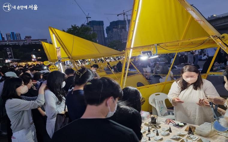 제품 판매 부스에서는 세상에 단 하나뿐인 수공예품을 판매한다.