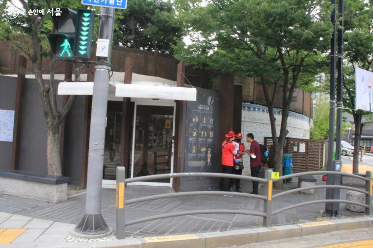 서울 종로구 재동초등학교 앞 사거리에서 레드엔젤들이 북촌 안내를 돕고 있다.