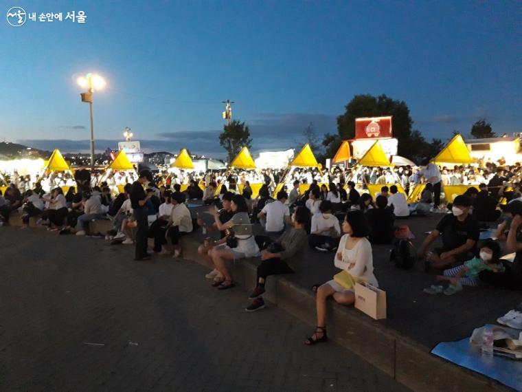 밤에도 많은 시민들이 야시장을 방문했다.