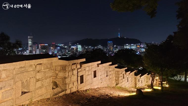 서울 야경과 잘 어우러진 낙산공원 한양도성 성곽길 ⓒ권연주