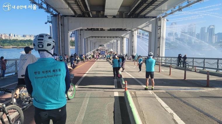 한강 자원봉사단체 ‘자전거 패트롤’이 현장에서 봉사활동을 펼치고 있다. ？박분  