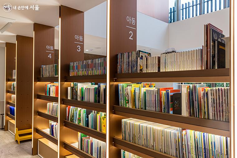 아동도서관 진열대에도 수많은 책들이 가지런히 정리되어 있다. 