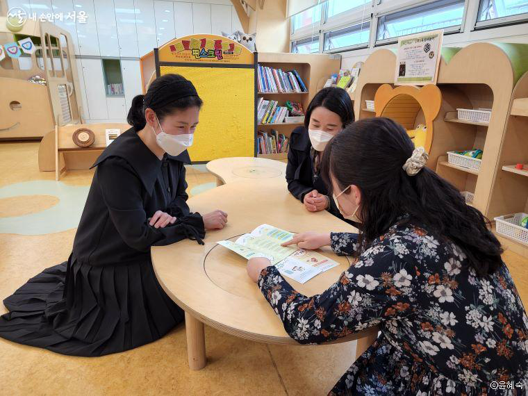 우리동네 보육반장이 양육자가 궁금해하는 육아정보를 들려주며 육아고충을 상담하고 있다.