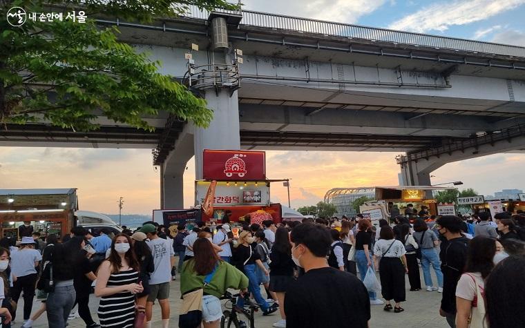 많은 사람들로 인산인해를 이룬 '한강달빛야시장'