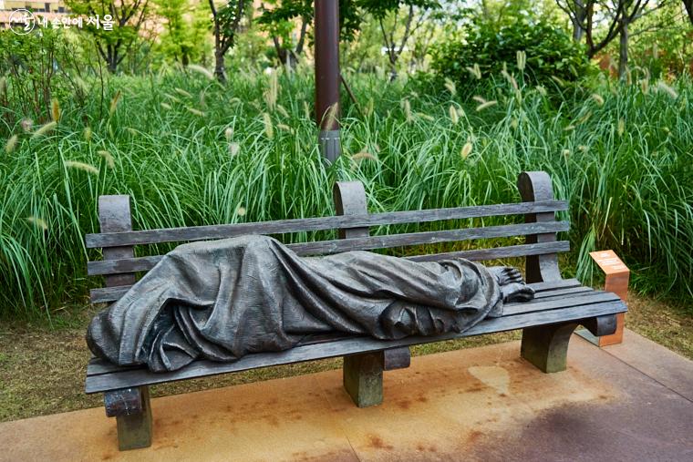 서소문역사공원에 있는 노숙자 예수 조각상의 모습. “너희가 여기 내 형제 중에 지극히 작은 자 하나에게 한 것이 곧 내게 한 것이니라”라는 말씀을 묵상하며 제작했다고 한다. 티모시 슈말츠 작(2013년) ⓒ이정규
