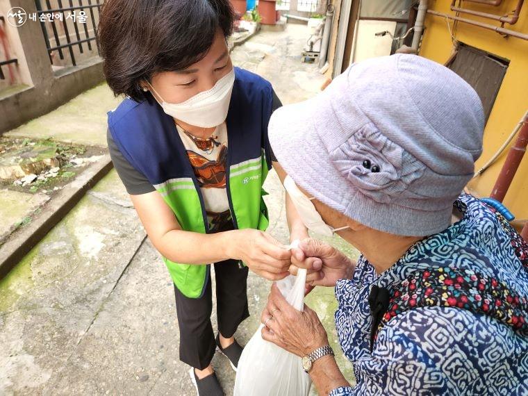 서울시자원봉사센터 '내 곁에 자원봉사'의 일환으로 반찬 나눔을 하고 있다.