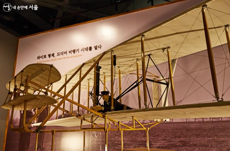 1903년 인류 최초의 유인동력비행에 성공한 라이트 형제의 복엽기 ‘플라이어’호의 모습. 프로펠러가 비행기 뒤쪽에 달려있다.