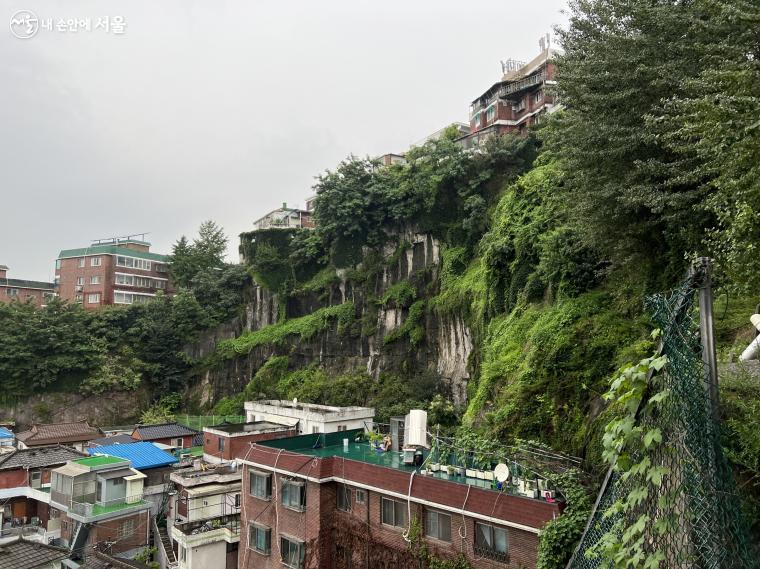 돌산마을 표지에서 바라본 절개지 전경. 흐린 날씨였지만 산을 깎은 표면이 확연히 드러난다. ⓒ박지영