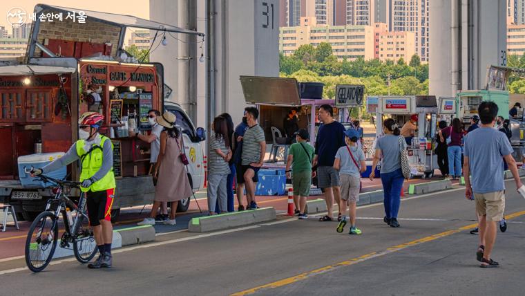 행사장의 인기 스팟 중 하나인 푸드트럭 앞에서 시민들이 주문한 음식을 기다리고 있다. Ⓒ오세훈