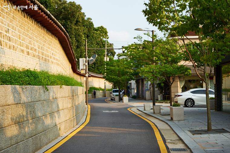 종묘의 서쪽 담장을 끼고 이어지는 서순라길은 호젓하고 고즈넉한 분위기가 매력적인 곳이다.