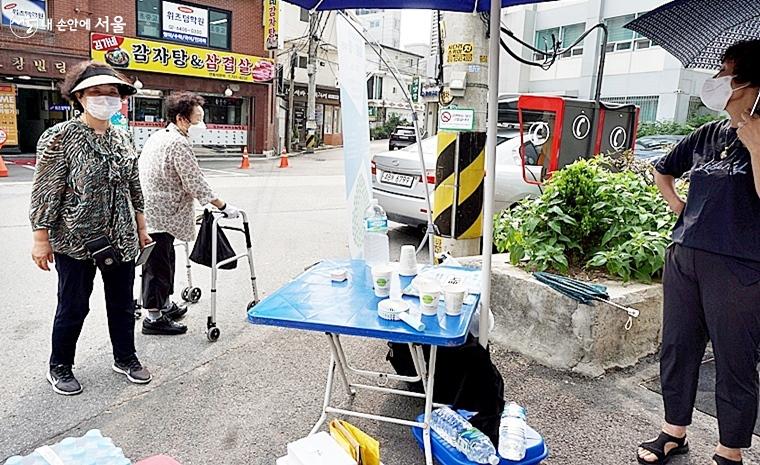 캠페인에 대해 궁금해 하는 어르신에게 캠페인에 대해 설명하고 있다. ⓒ김윤경