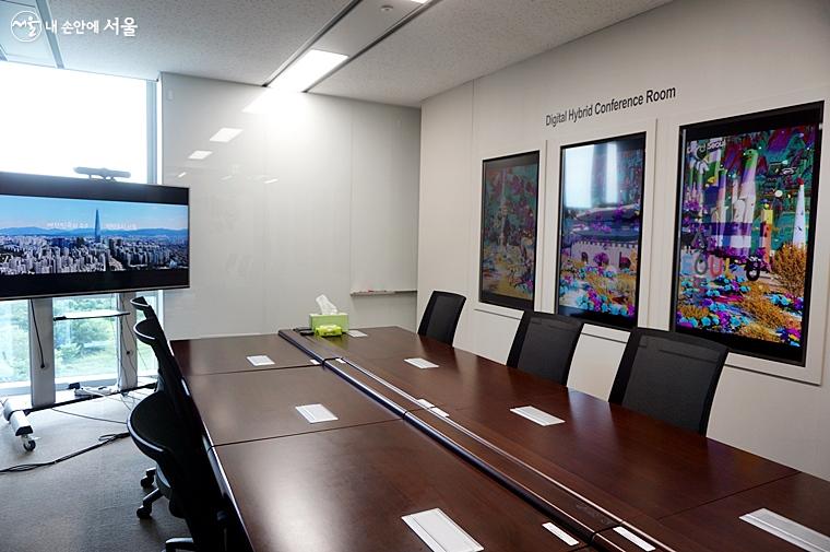 회의실 벽면에 NFT 수상 작품이 걸려있다.