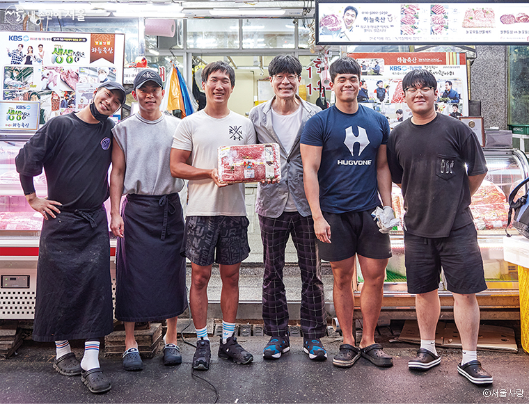 30대 홍석태 사장과 활기 넘치는 젊은 직원들이 운영하는 마장축산물시장 내 하늘축산