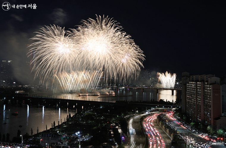 한강 불꽃축제는 ‘서울페스타’ 등 주요 축제와 연계해 봄‧가을 대표 축제로 확대 개최한다.