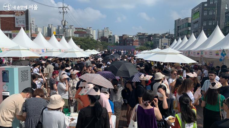 '제9회 라틴아메리카 축제'가 성북천 분수마루에서 열렸다. 