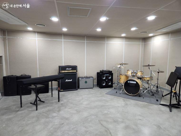 지하 1층 '바닷속 연습실'은 음악활동에 필요한 연습실이다.