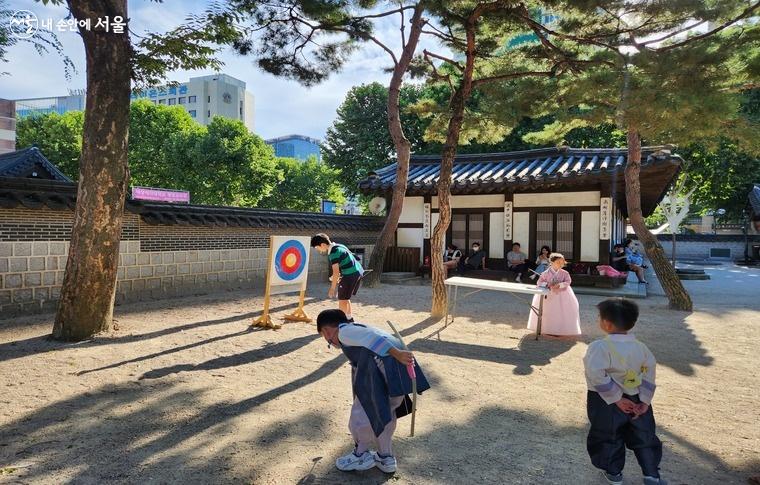 활쏘기 체험 중인 어린이들 ⓒ유세경