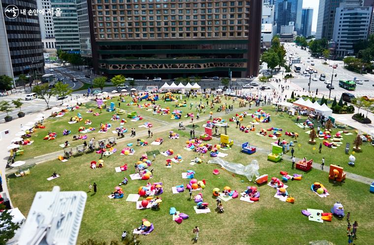 ‘책읽는 서울광장’은 X자형으로 공간을 구분 짓고, A1~A4까지 공연존, 리딩존, 놀이존 등 네 개의 존으로 나뉜다.