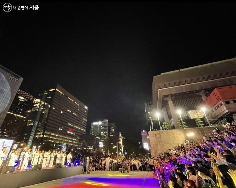 ‘태권도의 날’ 기념공연을 보며 아낌없는 환호와 박수를 보내는 시민들