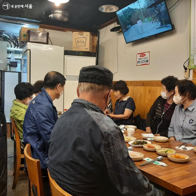 집콕 생활에 대해 이야기하는 주민에게 어르신들이 집중하고 있다. Ⓒ김민채